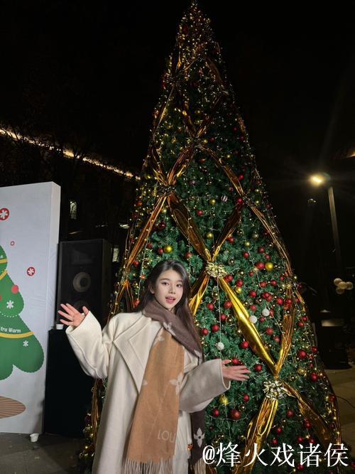 掘金球迷穿圣诞毛衣庆祝 节日气氛十足球场显温馨 掘金球迷穿圣诞毛衣庆祝 节日气氛十足球场显温馨